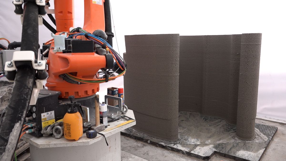 Robotickou 3D tiskárnu dovezli přímo na staveniště. Z betonu vytiskla atypickou místnost